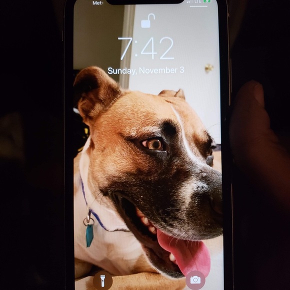 iPhone XR 256 gig white like new condition - Picture 2 of 6